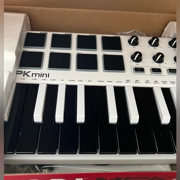 Akai MPK Mini Special Edition - Black/White - Picture 3 of 4